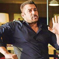 Salman Khan, Salman Khan Restaurant Chatting, Salman Khan Chatting Restaurant Customers, Salman Khan Chatting Hotel Customers