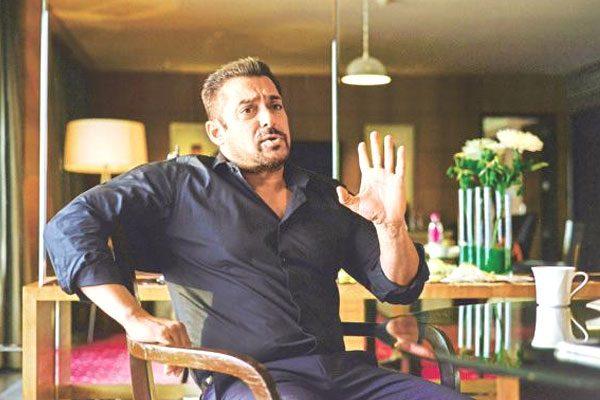Salman Khan, Salman Khan Restaurant Chatting, Salman Khan Chatting Restaurant Customers, Salman Khan Chatting Hotel Customers
