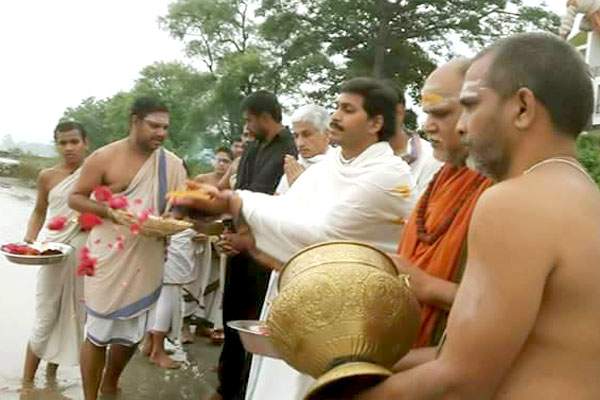 YS Jagan, YS Jagan Swaroopanandendra Swamy, YS Jagan Swaroopanandendra Swamy Links, YS Jagan Swaroopanandendra Swamy Secret Links, YS Jagan Swaroopanandendra Swamy Political Links, YS Jagan Swaroopanandendra Swamy Religious Links, YS Jagan Swaroopanandendra Swamy Relationship, YS Jagan Swaroopanandendra Swamy Alliance, YS Jagan Swaroopanandendra Swamy Connection, YS Jagan Swaroopanandendra Swamy Bond, YS Jagan Swaroopanandendra Swamy Association