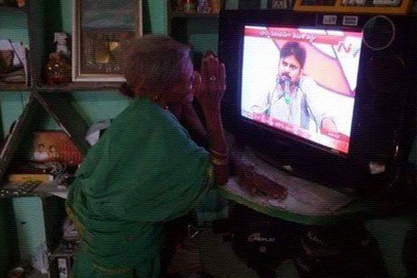 Old Lady Watching Pawan Kalyan Speech,Old Lady Watching Pawan Kalyan Speech Tirupati, Old Lady Watching Pawan Kalyan Speech AP Special Status