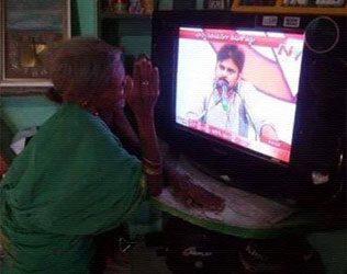 Old Lady Watching Pawan Kalyan Speech,Old Lady Watching Pawan Kalyan Speech Tirupati, Old Lady Watching Pawan Kalyan Speech AP Special Status