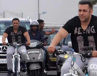 Salman Khan, Salman Khan Cycling Mumbai Streets, Salman Khan Biking Mumbai Streets, Salman Khan Cycle Ride Mumbai Streets