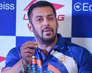 Salman Khan, Salman Khan Gift Cheque, Salman Khan Gift Cheque Athletes, Salman Khan Gift Cheque Rio Olympic Athletes , Salman Khan Gift Cheque Rio Olympic Indian Athletes, Salman Khan Gift Cheque Rs. 1,01,000 Rio Olympic Each Athlete,