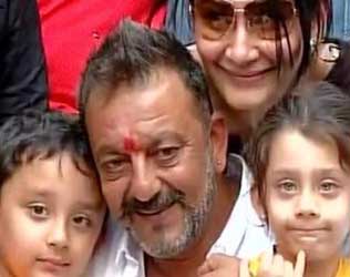 Sanjay Dutt, Sanjay Dutt Lies Kids, Bollywood star Sanjay Dutt Lies Kids, Sanjay Dutt Bluffs Kids, Sanjay Dutt Fools Kids, Sanjay Dutt Lie Kids
