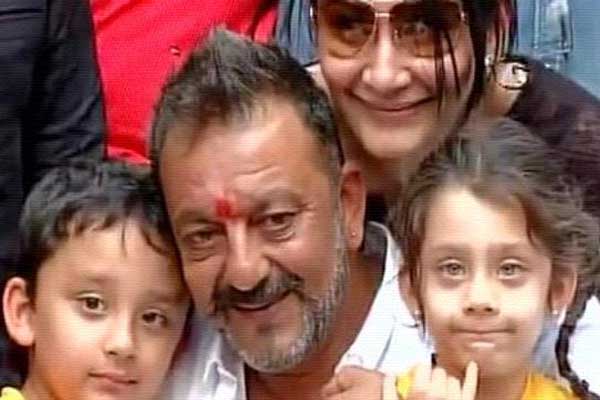 Sanjay Dutt, Sanjay Dutt Lies Kids, Bollywood star Sanjay Dutt Lies Kids,  Sanjay Dutt Bluffs Kids, Sanjay Dutt  Fools Kids, Sanjay Dutt Lie Kids
