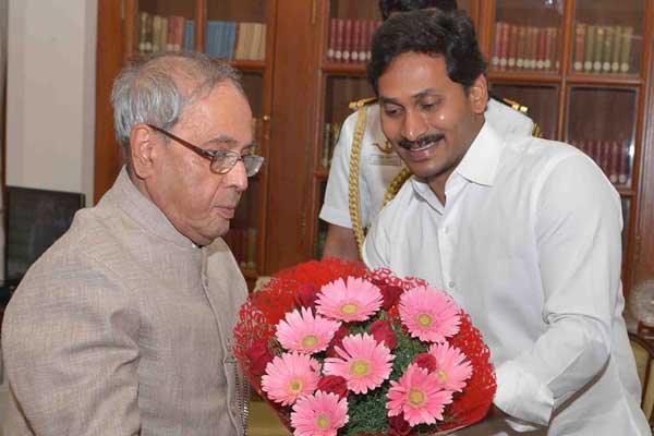 YS Jagan, YS Jagan Pranab Mukherjee, YS Jagan Pranab Mukherjee Meet, YS Jagan Mohan Reddy Pranab Mukherjee Meet, YS Jagan President Pranab Mukherjee Meet, YSRCP YS Jagan Pranab Mukherjee Meet
