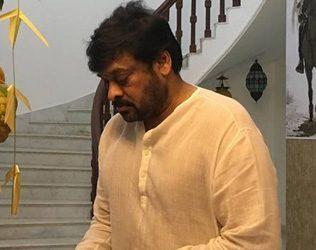 Chiranjeevi Hosting Meelo Evaru Koteeswarudu, Chiru Host Meelo Evaru Koteeswarudu, Chiru Hosting MEK Tv Show, Chiranjeevi Hosting MEK Maa Tv Show