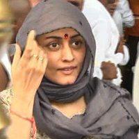 Namrata Shirodkar Shaved Head Tirupati Photos, Mahesh Wife Namrata Shirodkar Shaved Head Photos, Mahesh Babu Wife Namrata Shaved Head Photos Stills