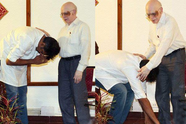 pawan-kalyan-touches-feet-of-a-doctor-in-kakinada