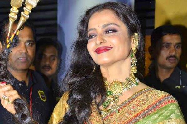 Rekha, Rekha Biography Inside Details, Rekha Biography Shocking Details, Rekha Amitabh Bachchan Love Affair Biography Shocking Details 