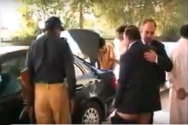 super-insult-pakistan-defence-ministers-pants-go-down-in-public
