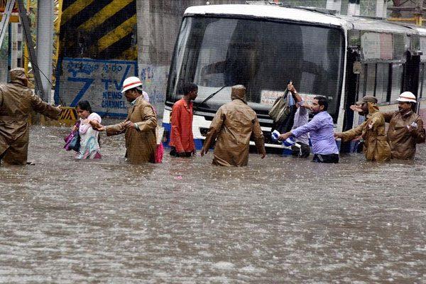 Hyderabad Rain, Hyderabad Heavy Rains, Hyderabad Heavy Rains Employees, Hyderabad Heavy Rains Effects Work,Hyderabad Heavy Rains Latest Updates