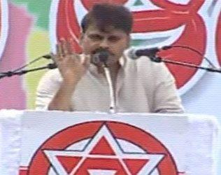 Pawan Kalyan Laddu Attack BJP, Pawan Kalyan Laddu Attack BJP Kakinada Meeting Speech, Pawan Kalyan Laddu Attack BJP TDP Seemandhra Aatma Gaurava Sabha
