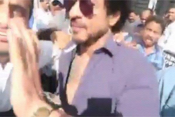 Shah Rukh Khan Manhandles Fan Reason Revealed, Shah Rukh Khan Manhandles Fan The Ring Sets, Shah Rukh Khan Manhandles Fan Video, Shah Rukh Khan Beats Fan