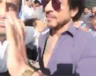 Shah Rukh Khan Manhandles Fan Reason Revealed, Shah Rukh Khan Manhandles Fan The Ring Sets, Shah Rukh Khan Manhandles Fan Video, Shah Rukh Khan Beats Fan