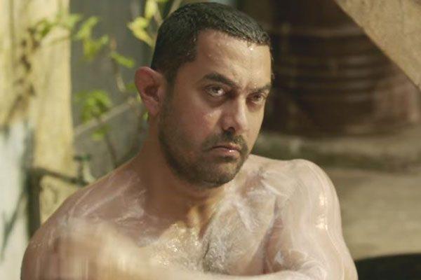 aamir-khan-spits-spitting-heroines-hand-sentiment