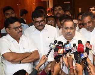 Chiranjeevi, Chiranjeevi Skips Mudragada Kapu Meeting, Chiranjeevi Avoids Mudragada Kapu Meeting, Chiranjeevi Skips Mudragada Padmanabham Kapu Meeting, Chiranjeevi Skips Kapu Meeting, Chiranjeevi Escapes Mudragada Kapu Meeting
