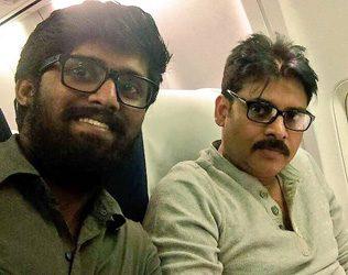 pawan-kalyan-airport-selfie-photospawan-kalyan-airport-selfie-photos