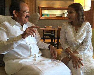 Aishwaryaa Dhanush Meets Venkaiah Nadu, Aishwaryaa Dhanush Meets Venkaiah Nadu Stuntmen National Award, Rajinikanth Daughter Aishwaryaa Meets Venkaiah Nadu