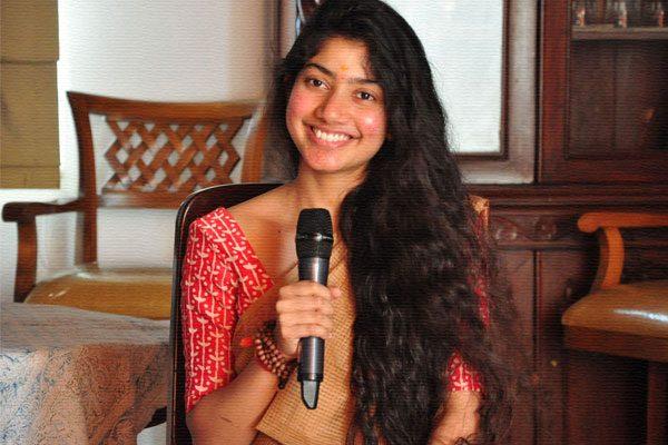 sai-pallavi-skin-show-expose-glamor-roles-tamil-movie-directors