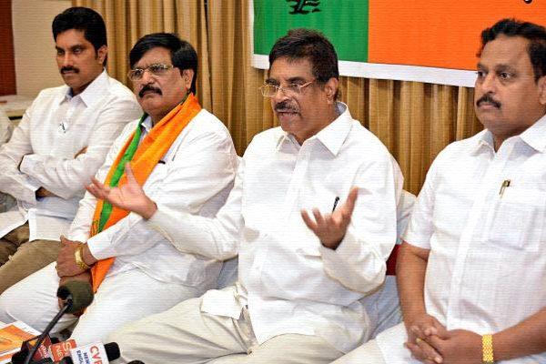 TDP BJP Seat Sharing GVMC Elections, Vizag Mayor Seat Fight TDP BJP Parties, BJP Demands Vizag Mayor Seat TDP, JP Demands Visakhapatnam Mayor Seat 