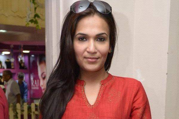 Rajinikanth Wrong Pics TOI, Soundarya Clarification Rajinikanth Wrong Photos TOI, Soundarya TOI Appology Wrong Photos Rajinikanth