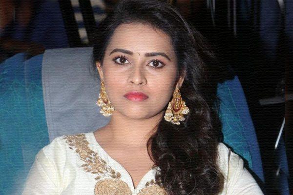 Sri Divya Karthi, Sri Divya Romance Scenes Karthi Kashmora, Sri Divya Role Karthi Kashmora Movie, Sri Divya Talks Romance Scenes Karthi Nayanthara Kashmora