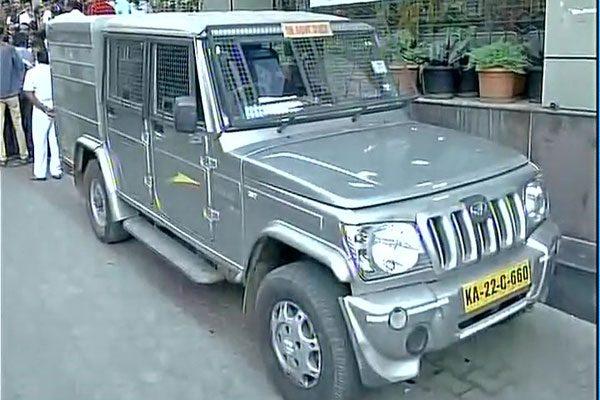 bangalore-kg-road-driver-stolen-carrying-1-3-crore-of-atm-cash