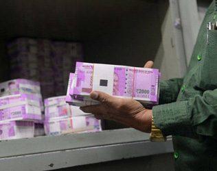 Bribe Corruption with 2000 rupees notes