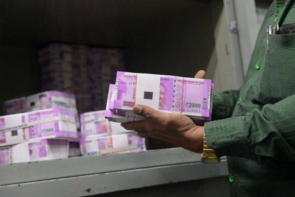Bribe Corruption with 2000 rupees notes