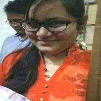 girl-women-goes-viral-bundle-of-2000-rs-notes-twitter-pic