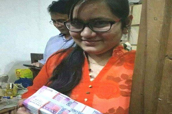 Girl Women Goes Viral Bundle of 2000 Rs Notes Twitter