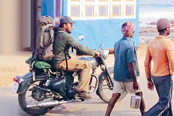 guru-movie-venkatesh-bike-ride-vizag-beach-photo-pic