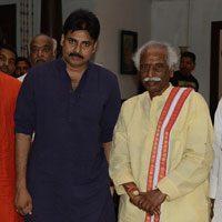 jana-sena-pawan-kalyan-meets-senior-bjp-leader-bandaru-dattatreya