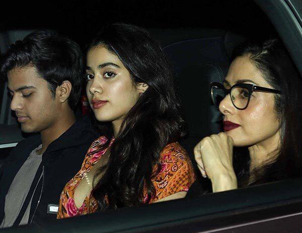 jhanvi-kapoor-with-boyfriend-and-mom-sridevi-dear-zindagi-screening