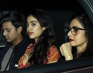 jhanvi-kapoor-with-boyfriend-and-mom-sridevi-dear-zindagi-screenings