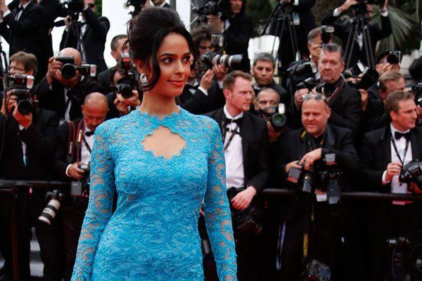mallika-sherawat-attacked-in-paris-along-with-boyfriend-masked-rowdies