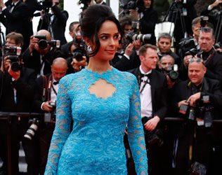 mallika-sherawat-attacked-in-paris-along-with-boyfriend-masked-rowdies