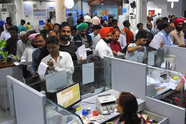 more-queue-troubles-for-people-500-1000-rupees-notes-exchange