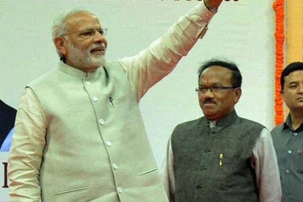 Narendra Modi Ignored Goa CM Laxmikant Parsekar Video Viral  