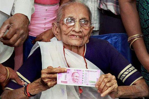 narendra-modi-mother-bank-demonetization-cash-ban-effect
