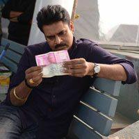pawan-kalyan-checking-currency-notes