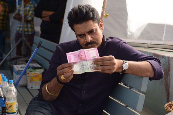 pawan-kalyan-inspecting-new-2000-rupees-notes