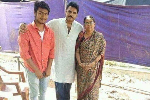 pawan-kalyan-katamarayudu-shooting-set-photo-with-fans-photo