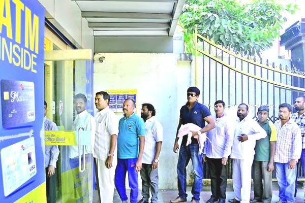 ravi-babu-shocks-the-people-standing-in-atm-queue
