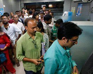 Woman Strip Shirt ATM Que 500 1000 Rupees Notes Ban