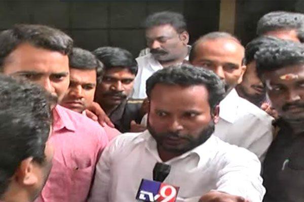 ysrcp-mla-govardhan-reddy-tv9-show-gone-viral