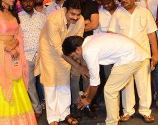 comedian-saptagiri-touching-pawan-kalyan-feet