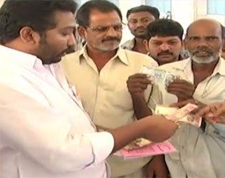 janasena-party-activists-help-at-kims-new-notes