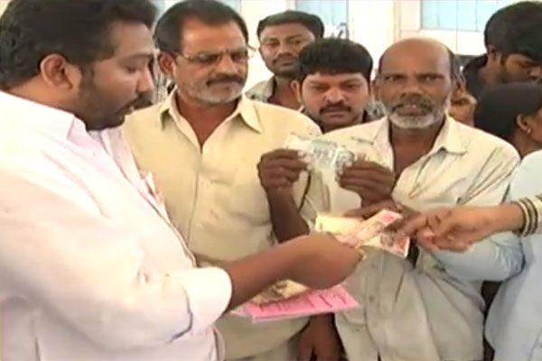 janasena-party-activists-help-at-kims-new-notes